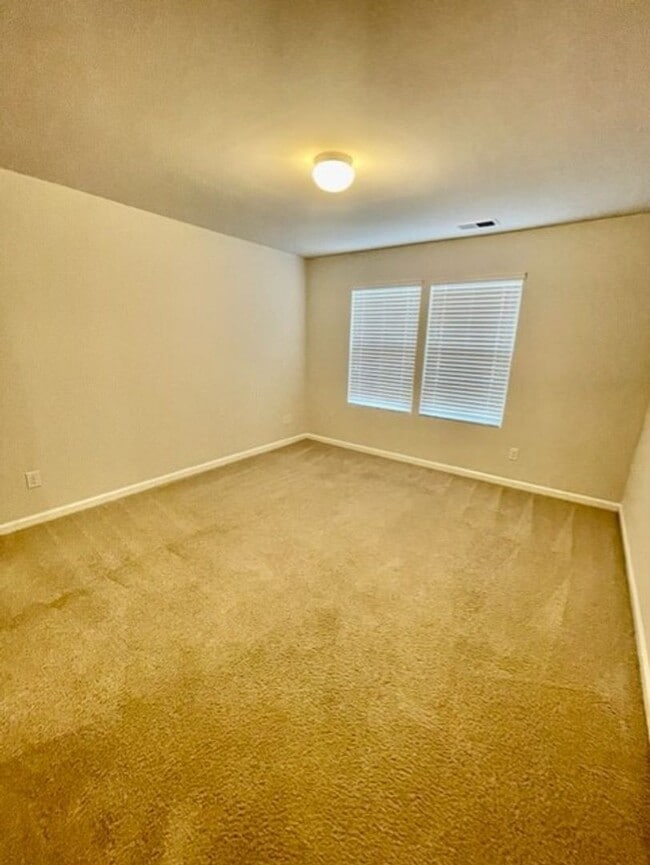 Building Photo - Luxurious 2 story 3 bedroom 2.5 bath Townh...