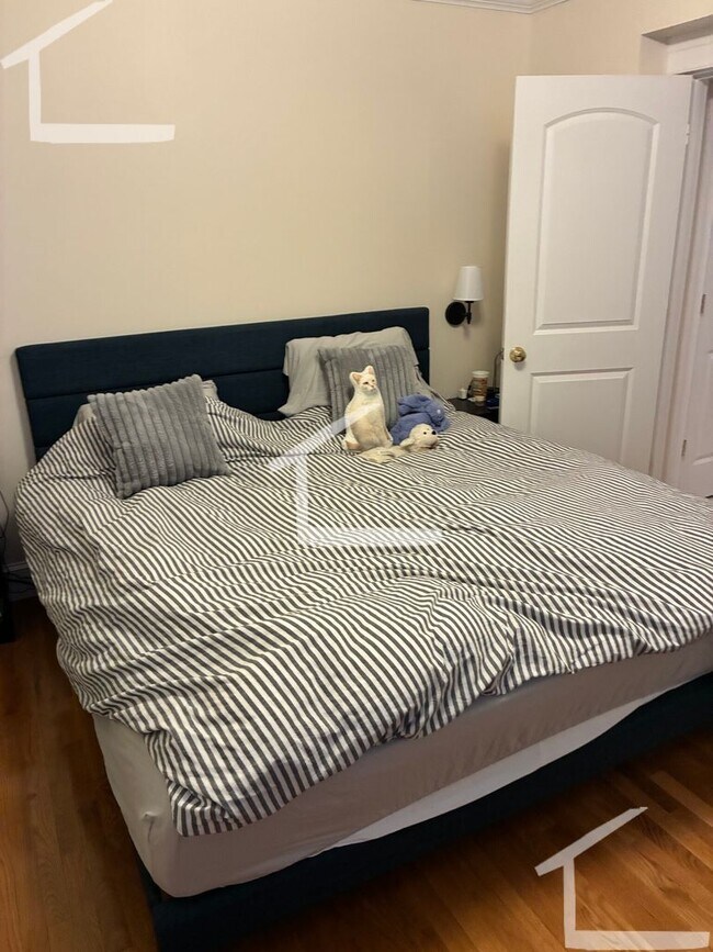 Building Photo - Nicely renovated 1 bed unit  near the Green Line