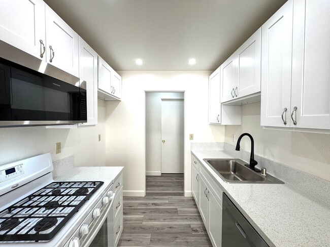 Primary Photo - Two Bedroom, Two Bathroom Condo in La Vern...