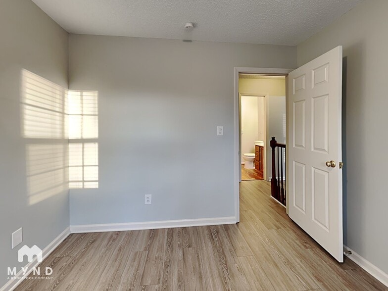 Building Photo - 2024 Julian Ln