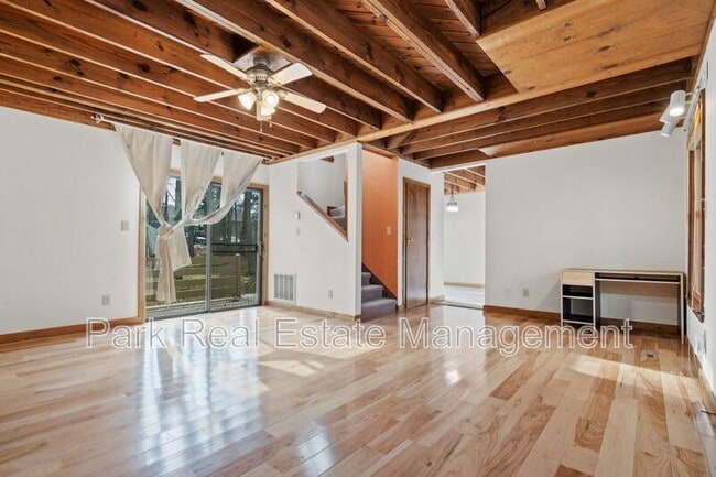 Building Photo - 205 W Poplar Ave