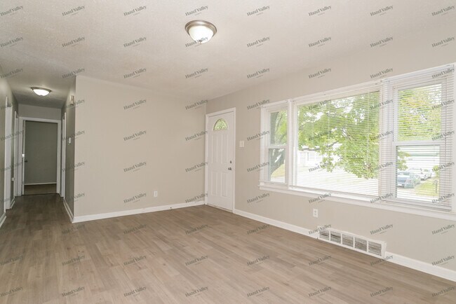 Building Photo - 1430 Broadlawns Ln