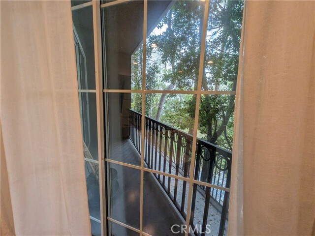 Building Photo - 585 N Rossmore Ave