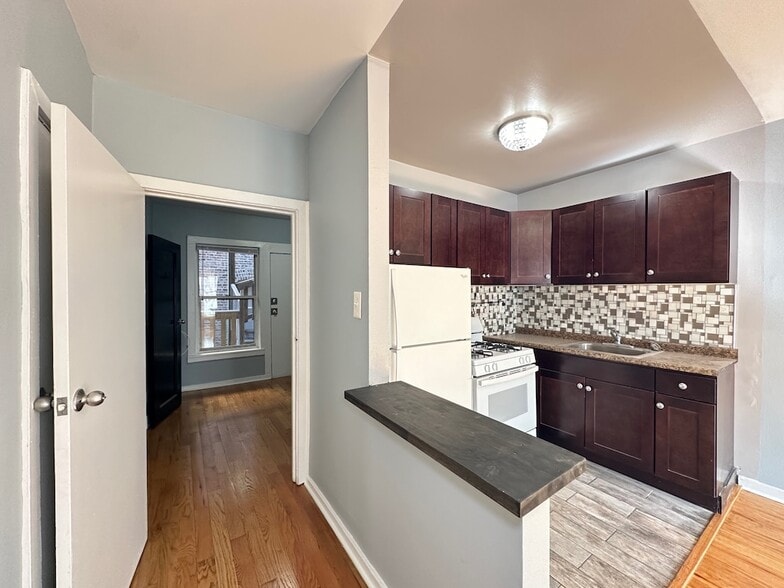 Building Photo - 5679 N Ridge Ave