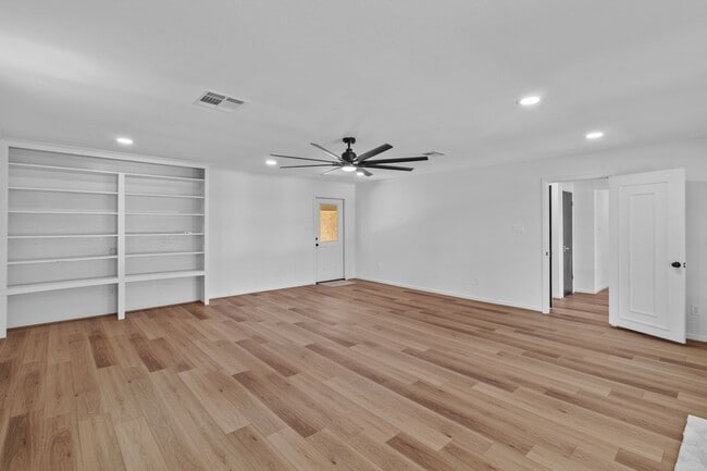 Building Photo - 128 Schooner