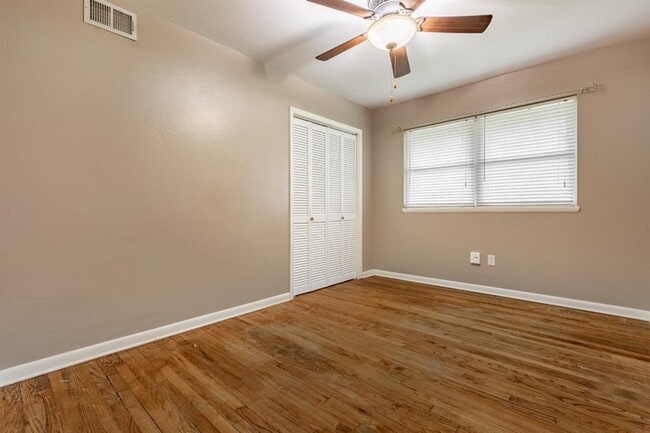 Building Photo - 2108 Henderson Dr