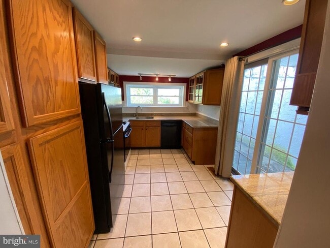 Building Photo - 238 E 6th Ave