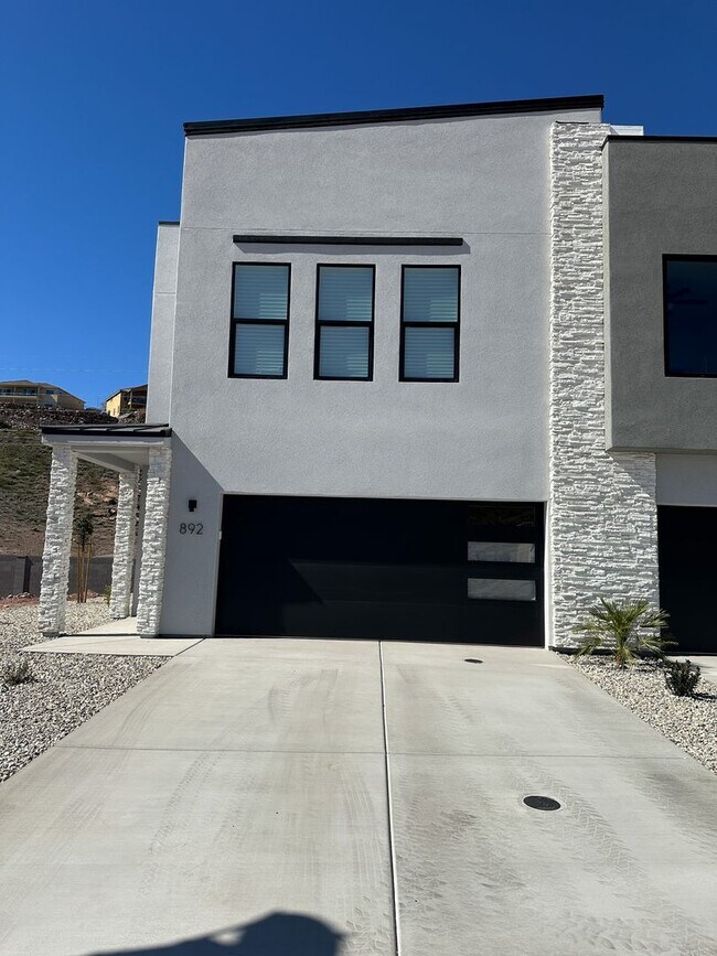Building Photo - Brand New 3 Bed / 2.5 Bath Townhome – Internet Included
