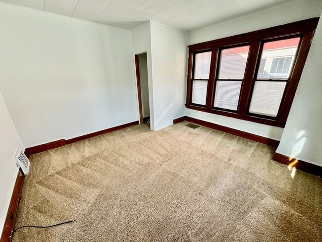 Building Photo - 4 Bedroom House Across from EMU! Available Fall 2026