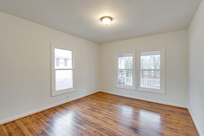 Building Photo - Two Bedroom Craftsmen for Rent!