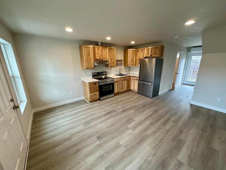 Building Photo - 450 SE Lilly Ave