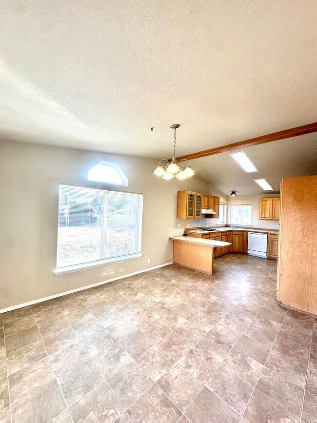 Building Photo - Light & bright single level home in NE Bend!