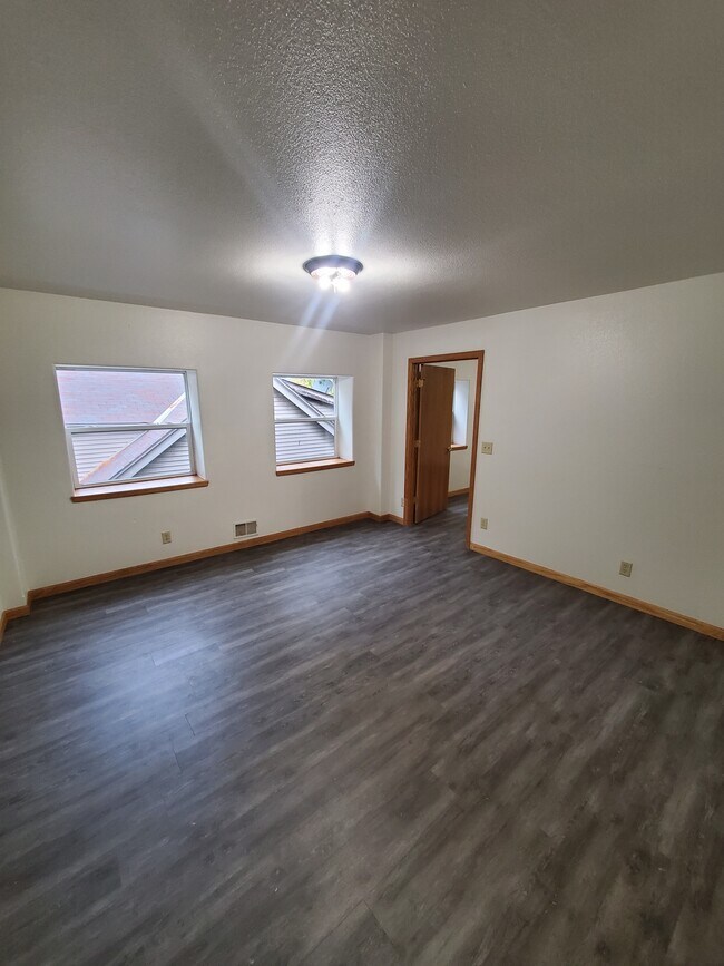 Building Photo - Remodeled Southside Studio Apartment