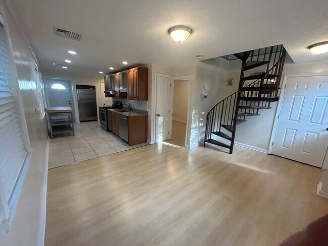 Building Photo - 36 Hunting St