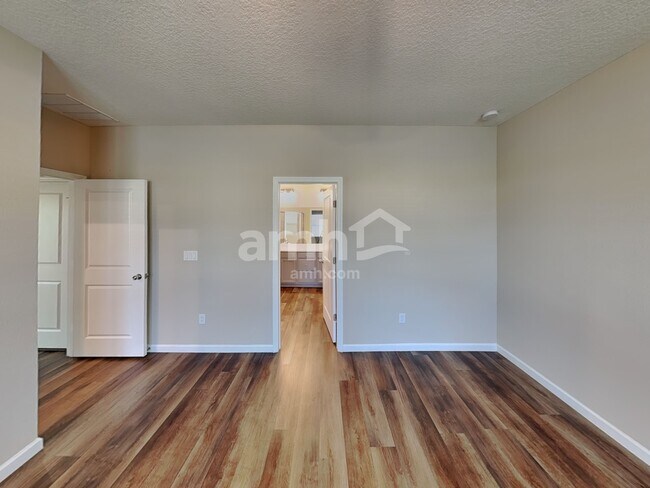 Building Photo - 70 Hemlock Point