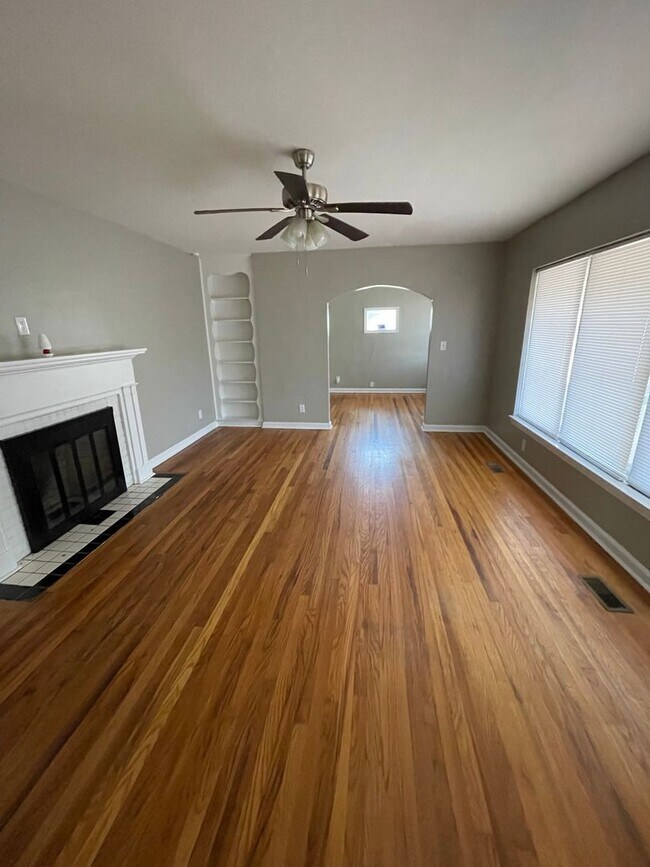 Building Photo - Adorable Brick Home!