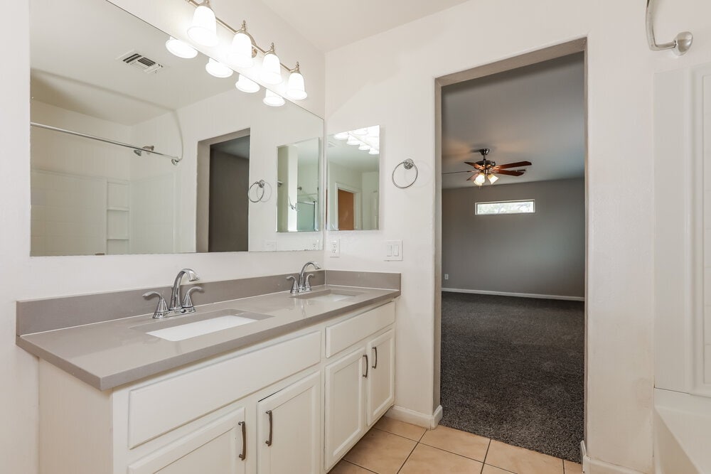 Building Photo - 1836 E Silversmith Trail