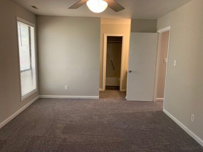 Building Photo - 920H