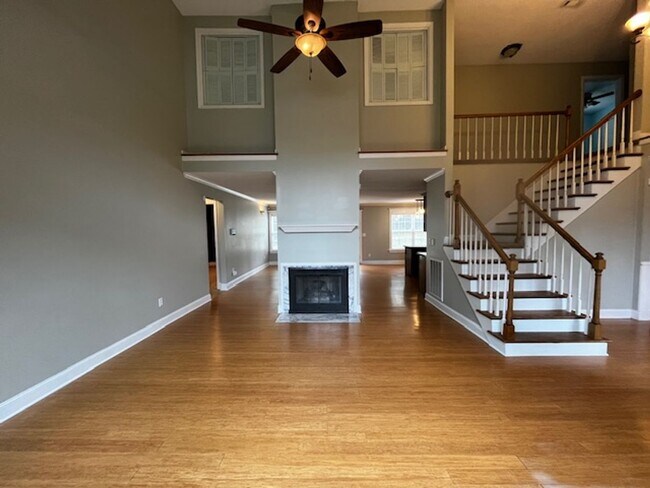 Building Photo - Beautiful 4 bedroom 2.5 bath home with lawncare, internet and security system included in rent