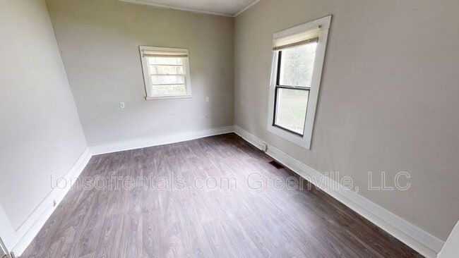 Building Photo - 579 Saxon Ave