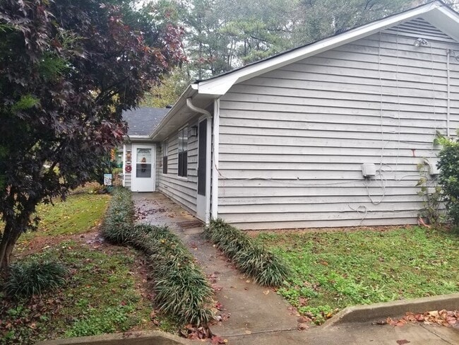 Building Photo - 1330 White Oak Dr