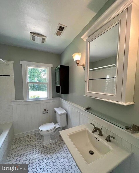 Building Photo - 10512 Norman Ave