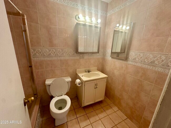 Building Photo - 3038 W Palm Ln