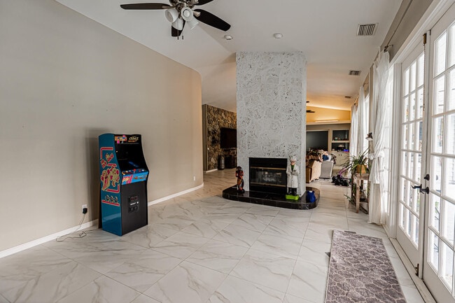 Building Photo - 1282 SW Bent Pine Cove