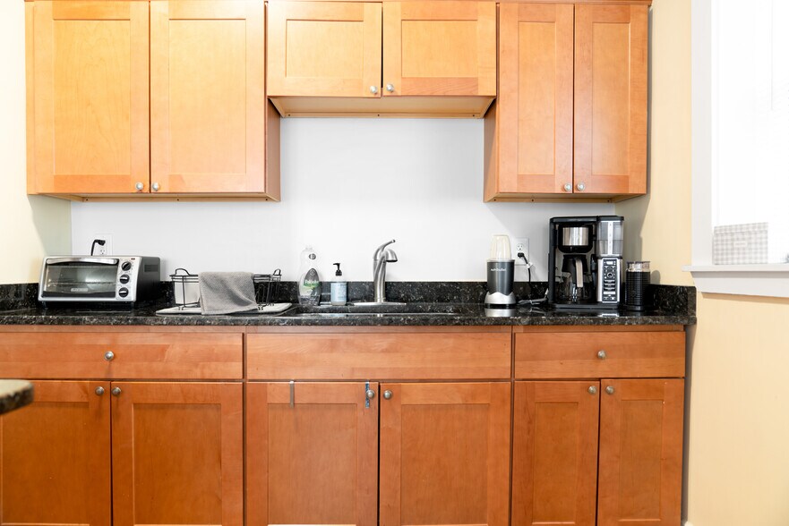 Building Photo - 6 Sherborn Ct