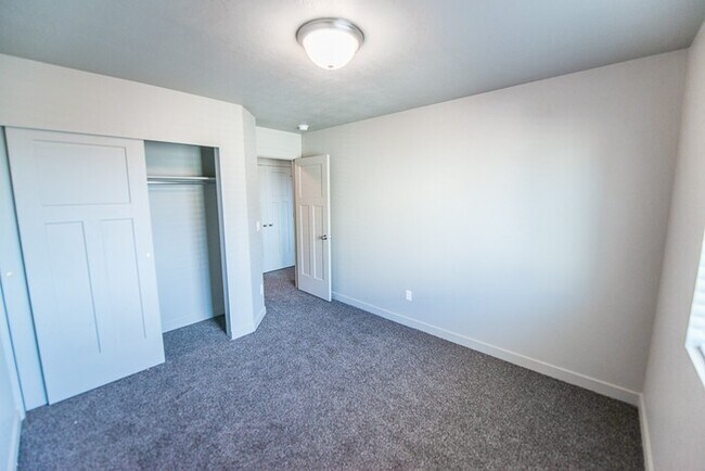 Building Photo - Townhome with 2-Car Garage!