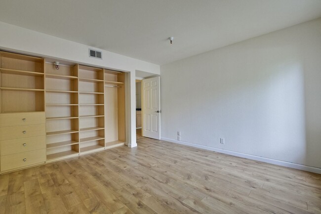 Building Photo - 2-bedroom, 2-bathroom condo in Awesome Mou...