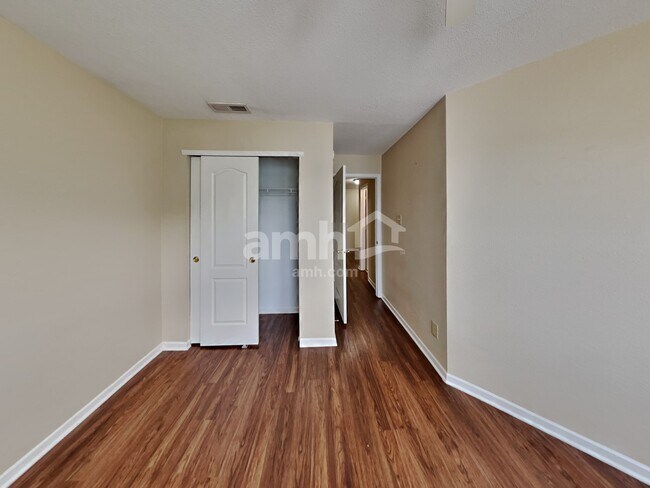 Building Photo - 8465 Wanda Lake Dr