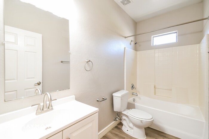 Building Photo - 926 E Madeline Dr