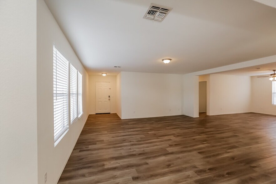 Building Photo - 5725 E Flower Cir
