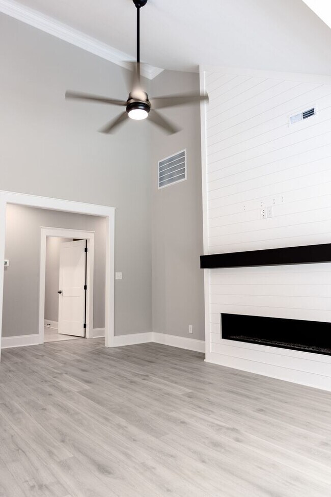 Building Photo - Elegant All-Brick Townhome in a Gated Community in Sango