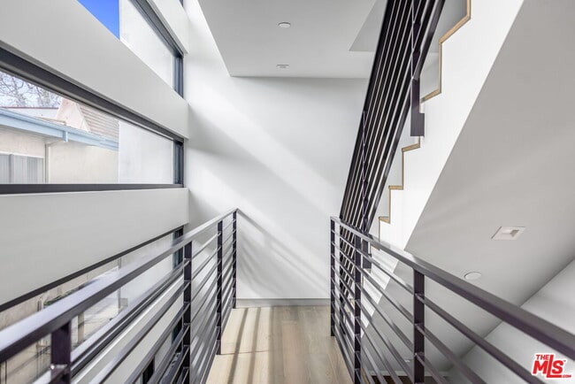 Building Photo - 454 S Venice Blvd