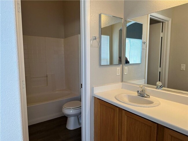 Building Photo - Delightful Henderson Condo with Large Back...