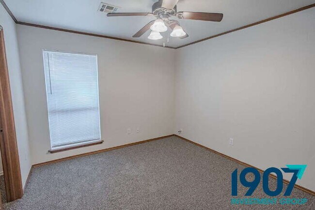 Building Photo - Elegant and Spacious 3-Bedroom Home in Edm...