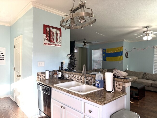 Building Photo - 1425 W Villa Maria Rd