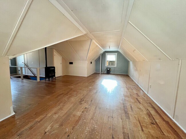 Building Photo - Great 3 Bedroom Near Aggieville & KSU! Pre Leasing for 2026-2027 School Year!