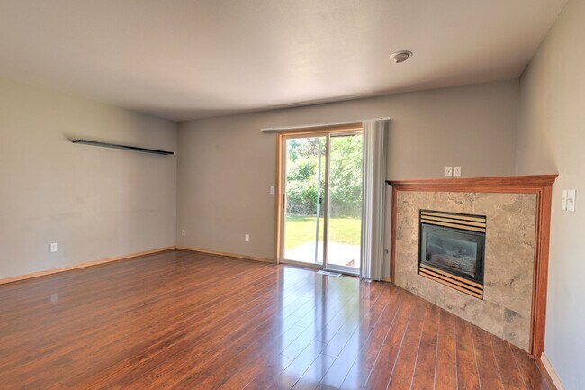 Building Photo - 3 Bedroom 2 Bath Home