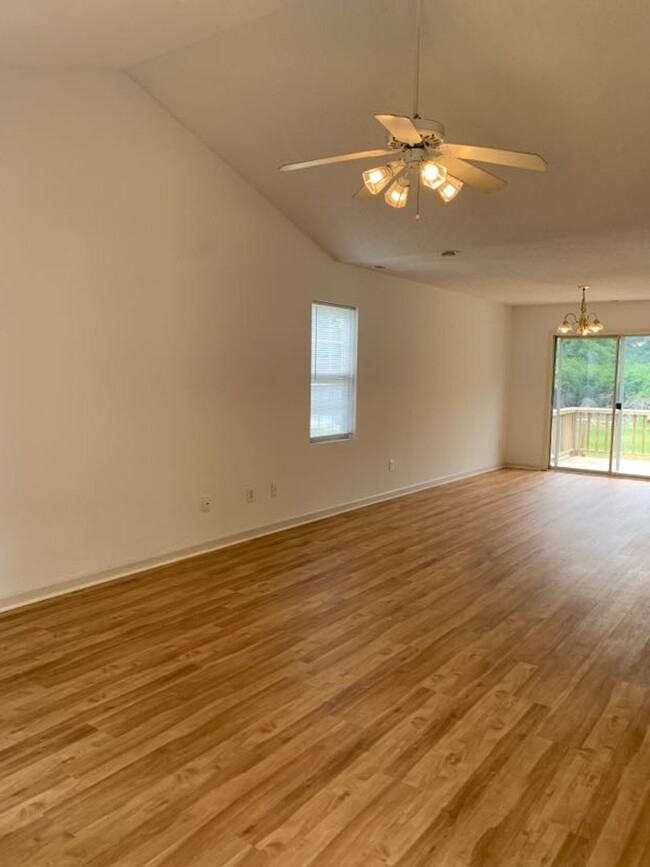 Building Photo - 1/2 OFF FIRST MONTHS RENT! 3 Bedroom 2 Bat...