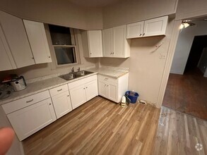 Building Photo - Large 5 Bedroom remodeled townhouse w/off ...