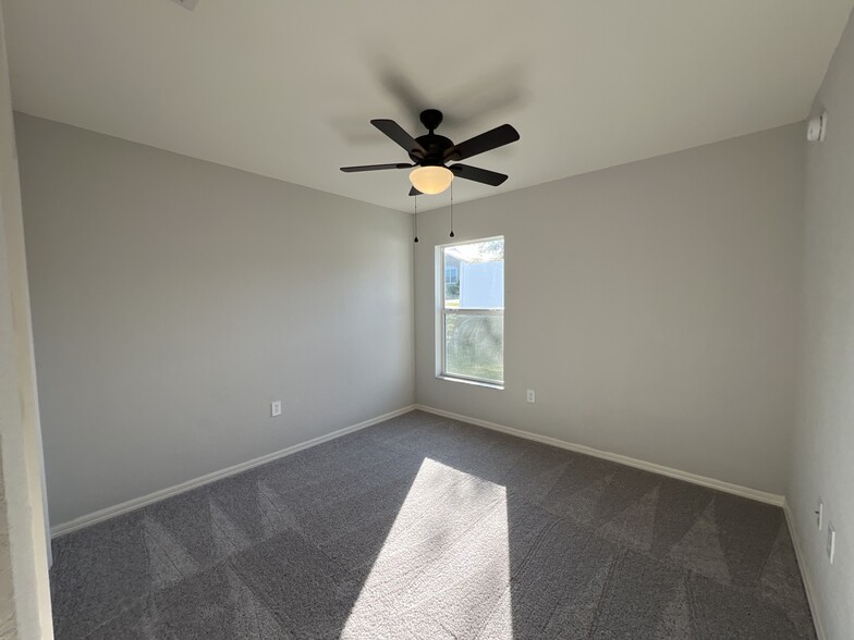 Building Photo - 900 Kingfisher Dr