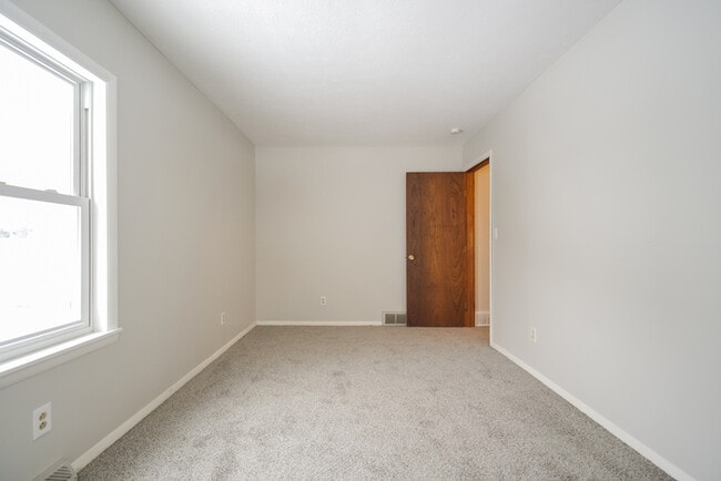Building Photo - Inviting 3-Bedroom Bedford Home with Spacious Interiors