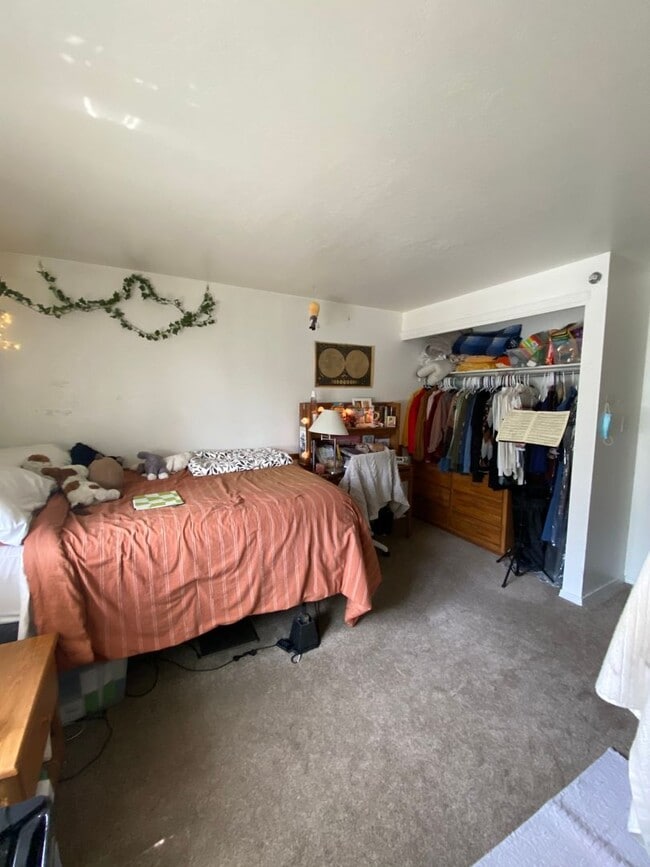 Building Photo - PRIVATE ROOM AVAILABLE NOW