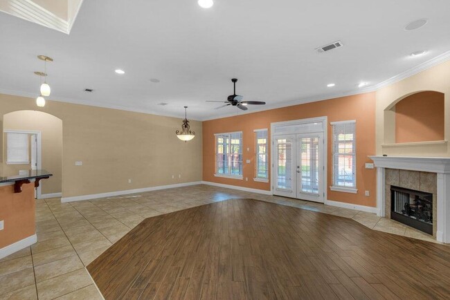 Building Photo - 325 Greenwood Way