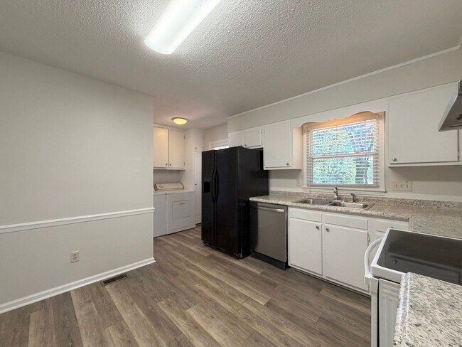 Building Photo - 121 Westview Dr