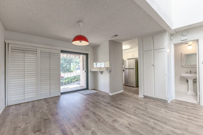 Building Photo - 1709 Cam De Villas