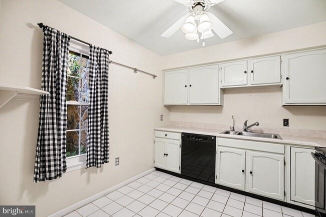 Building Photo - 205 Valley Stream Ln